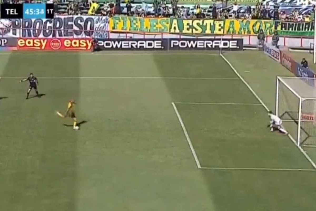 Elías Torres venía de anotar el 1-0 de Aldosivi, pero luego erró este penal: el viento le jugó una mala pasada y le movió la pelota antes del impacto