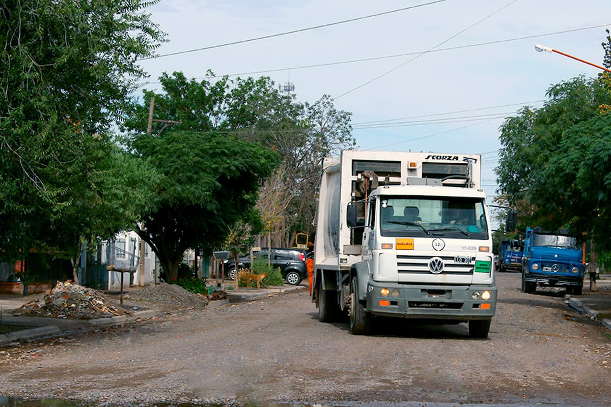 Elías Zúniga tiene 34 años, padre de tres nenas y se salvó de morir aplastado luego de que tras caer al piso su compañero lo arrollara accidentalmente.