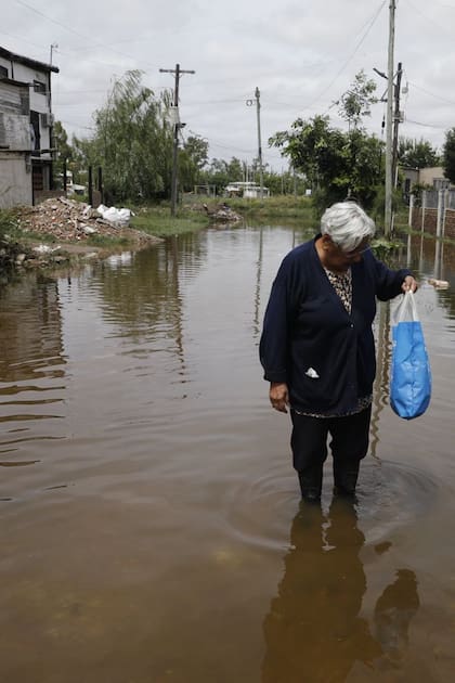 Élida Velasco, de 78 años, tenía la cara hinchada de llorar mientras caminaba por las calles inundadas