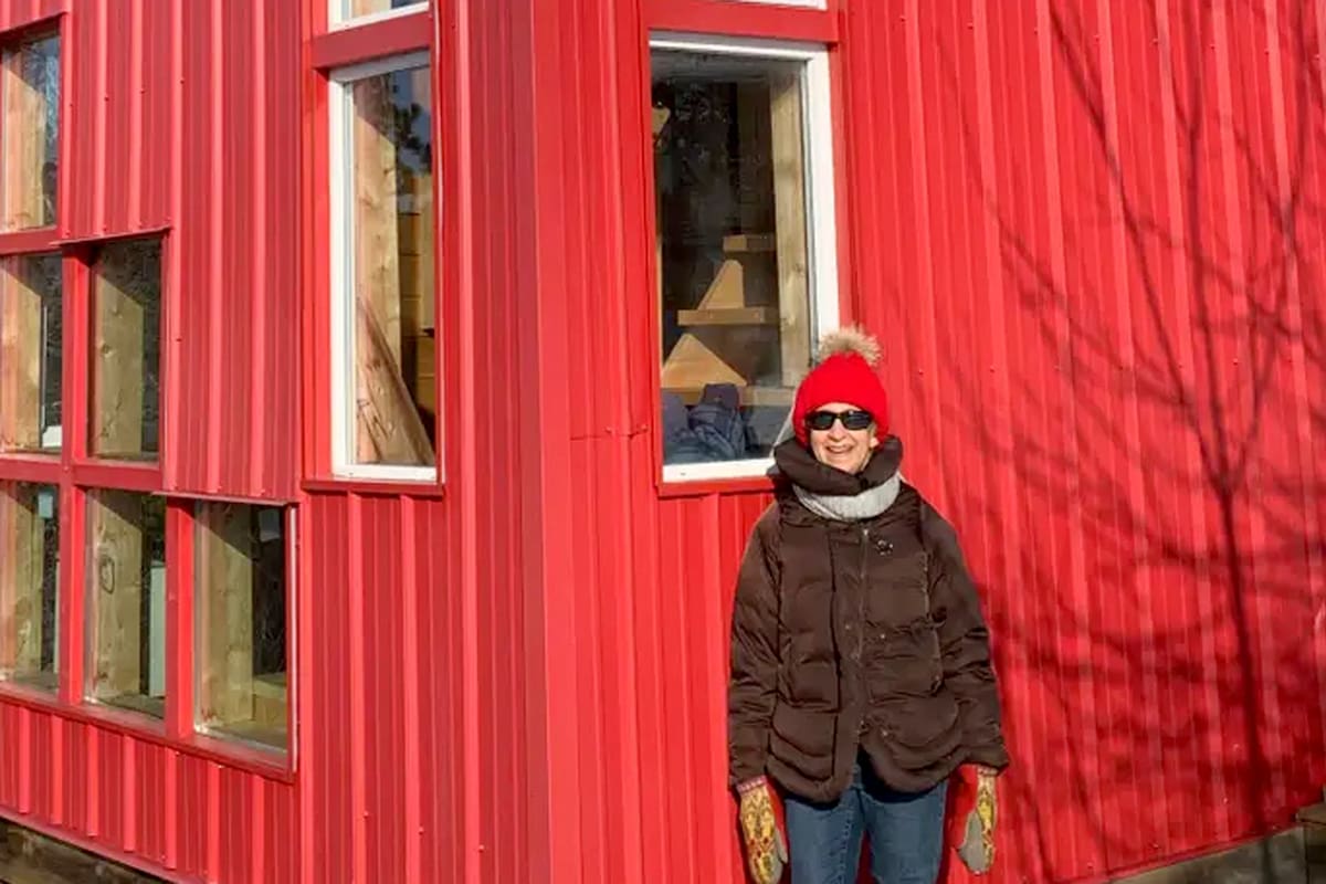 Eligieron el rojo brillante para darle un poco de color al paisaje durante el invierno canadiense.