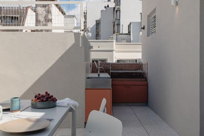 Eligieron una parrilla baja para dejar abierta la vista hacia la calle.
