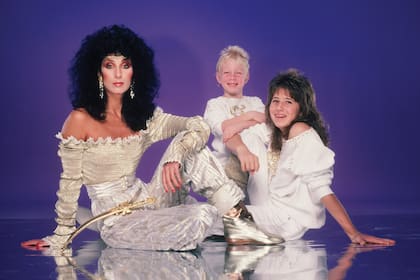 Elijah Allman (en el centro de la foto), rodeado de su madre, Cher, y su hermana mayor, Chastity Bono