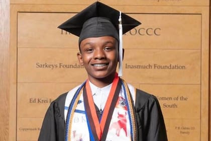 Elijah Muhammad se licenció en Ciberseguridad. Su padre compartió algunas fotografías de la graduación de su hijo en las redes sociales (Foto: Captura de pantalla)