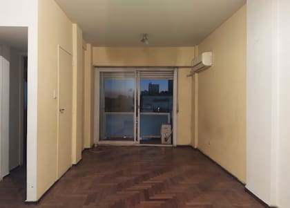 "Eliminamos la pared, que tenía una puerta que no iba a ningún lado". ¡Y también eliminaron toda la tristeza de un espacio rígido y anticuado!