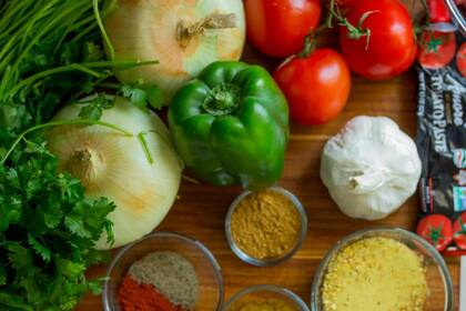 Eliminar grupos enteros de alimentos, como la carne y los lácteos, puede resultar en deficiencias nutricionales (Foto Pexels)