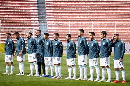 La formación titular de Argentina, antes del comienzo del partido en La Paz.