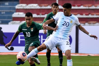 La pierna extendida para controlar la pelota ante la presión de Cardozo; Palacios tuvo juego y sacrificio