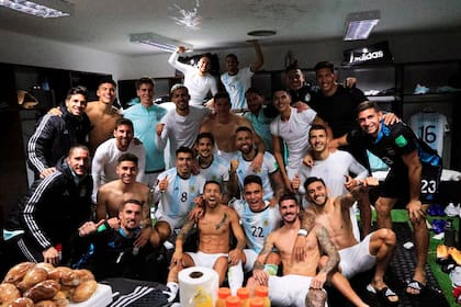 La foto de vestuario, tras el triunfo: la selección sumó seis puntos de arranque en las eliminatorias.