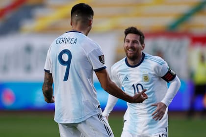Se viene el abrazo entre Messi y Correa, tras el gol del delantero. La Argentina consiguió un esforzado triunfo en La Paz.