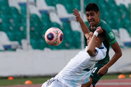 Palacios mantuvo el despliegue durante los 90 minutos; un gran desgaste en la altura; en la acción se anticipa a Castro