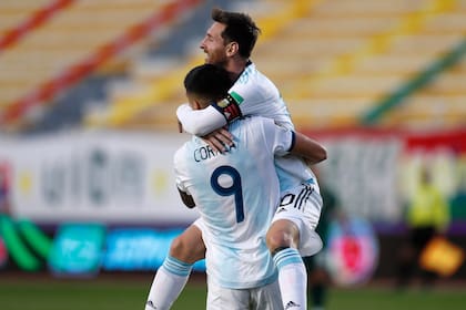 El abrazo de Messi y Correa, autor del 2-1 en La Paz
