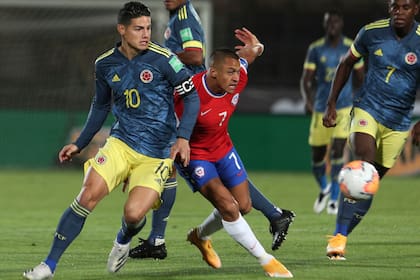 Duelo de capitanes: Alexis Sánchez (Chile) y James Rodríguez (Colombia), durante el partido entre ambas selecciones por las eliminatorias sudamericanas.