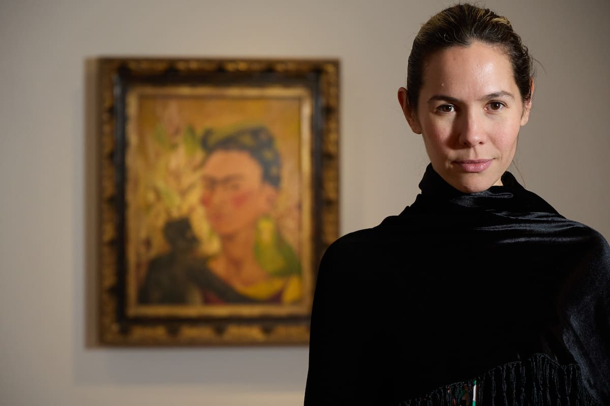Elina Costantini con "Autorretrato con chango y loro" (1942), de Frida Kahlo, una de las obras emblemáticas del Malba