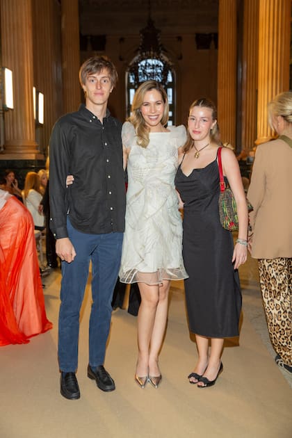 Elina Costantini junto a Joaquín y Candelaria Muniz Barreto