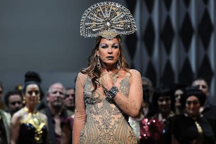 Elina Garanca como Dalilia en la producción de la Royal Opera de "Samson et Dalila" de Camille Saint-Saëns, dirigida por Richard Jones y Antonio Pappano, en la Royal Opera House el 26 de mayo de 2022 en Londres, Inglaterra. (Foto de Robbie Jack#Corbis/Corbis vía Getty Images)
