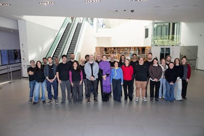 Elina junto al gran equipo que la acompañó en la realización de la muestra