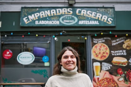 Elina Quaglia lleva adelante este local de comidas, pero conservan el cartel fileteado de quién fue su maestro y antiguo dueño: Francisco.