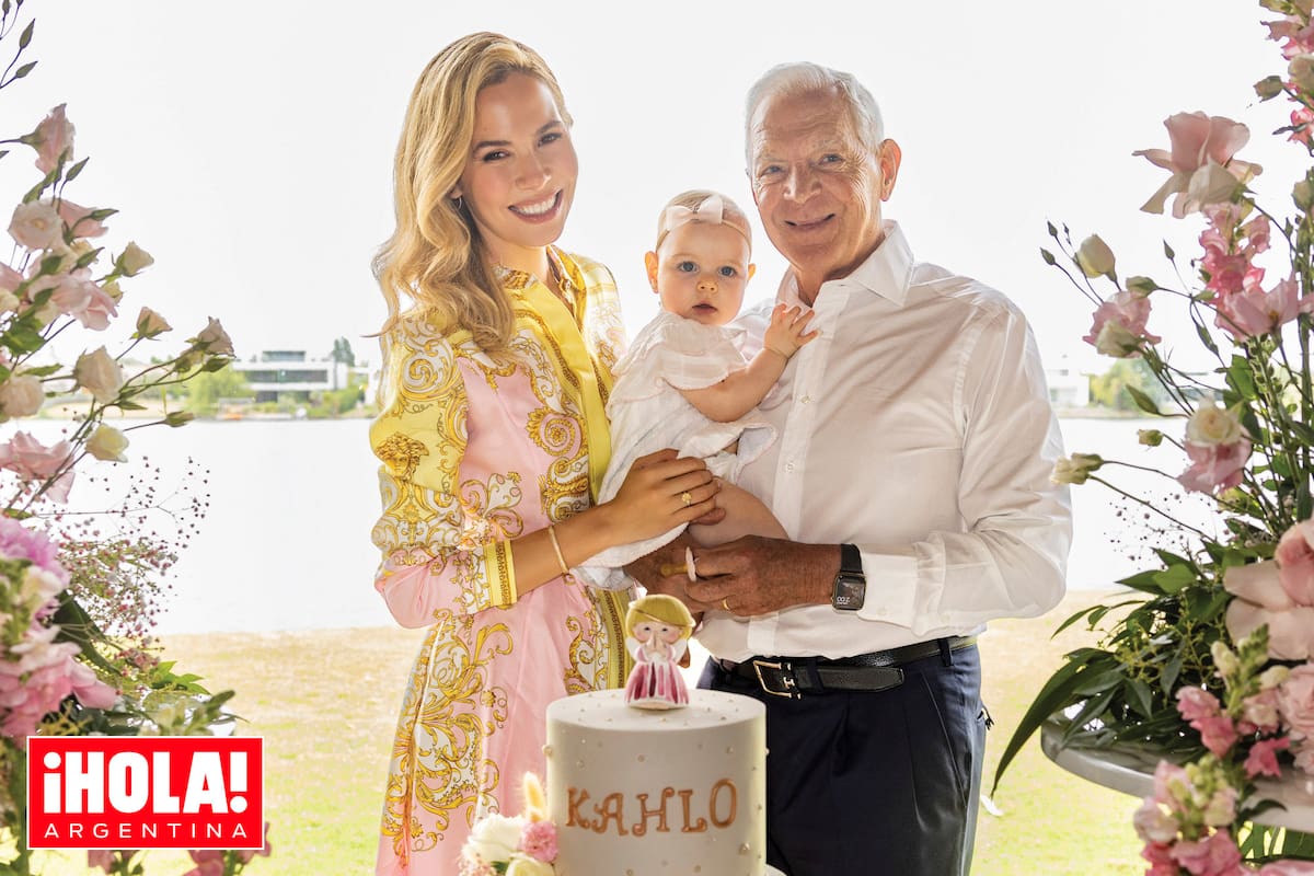 Elina y Eduardo posan felices con Kahlo Milagro, de 10 meses