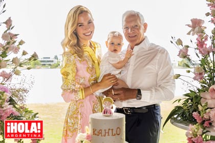 Elina y Eduardo posan felices con Kahlo Milagro, de 10 meses