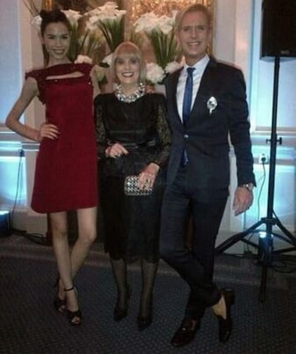 Elina y Jorge Ibáñez, junto con Mabel, la madre del diseñador. La foto es de 2014, el mismo año de su muerte repentina.