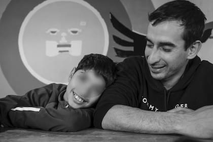 Eliot, acompañante par, junto a uno de los niños de uno de los hogares, hijos o hermanos menores de personas con problemáticas de consumo