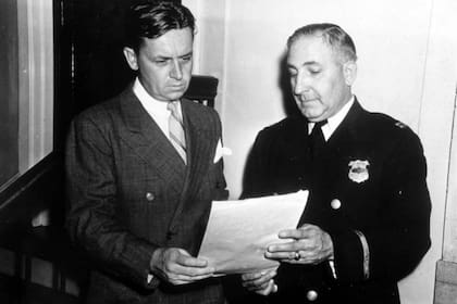 Eliot Ness junto al capitán Arthur Roth de la policía de Cleveland en 1940