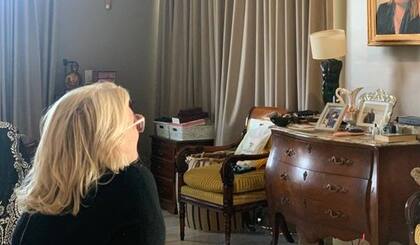 Elisa Carrió a la espera de la acusación sobre Cristina Kirchner sentada en su habitación