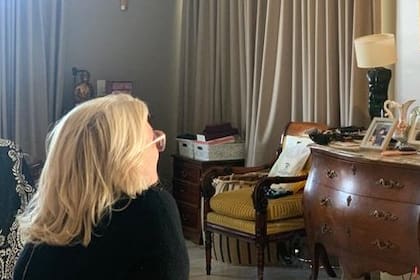 Elisa Carrió a la espera de la acusación sobre Cristina Kirchner sentada en su habitación