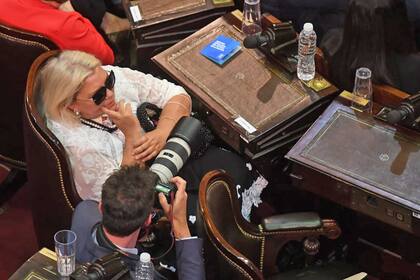 Elisa Carrió con anteojos negros en el recinto