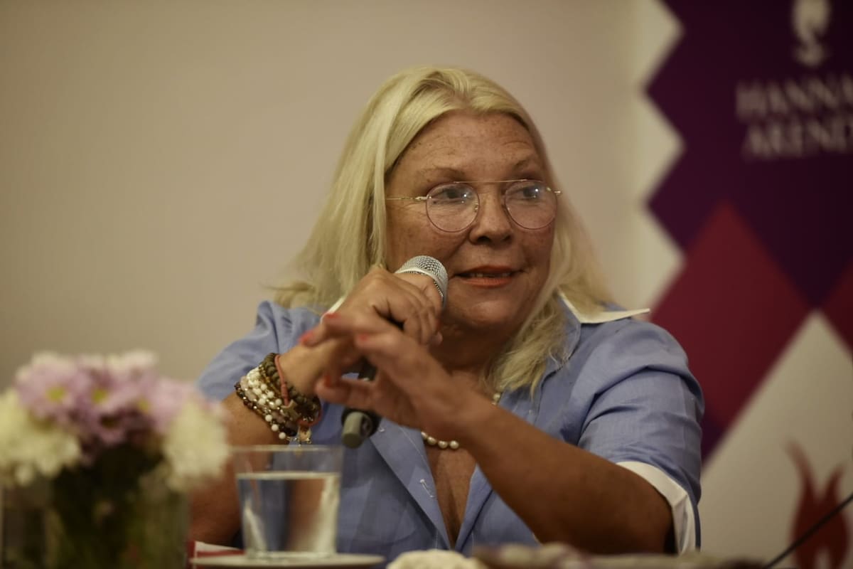 Elisa Carrió durante la presentación que hizo esta noche en el instituto Hannah Arendt