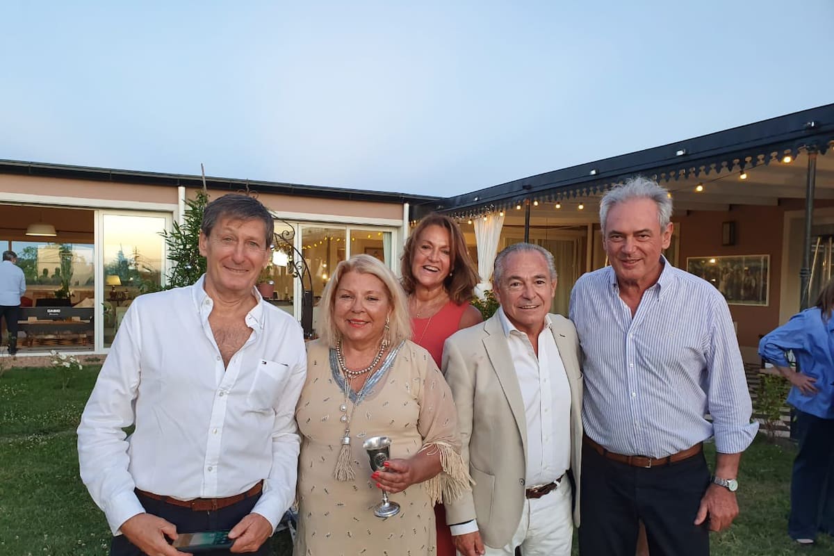 Elisa Carrió, en su casa de Capilla del Señor, junto a amigos de la política en su cumpleaños.