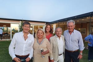 Elisa Carrió, en su casa de Capilla del Señor, junto a amigos de la política en su cumpleaños.