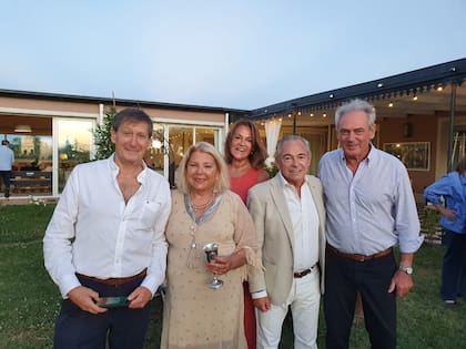 Elisa Carrió en su casa de Capilla del Señor, junto a Pablo Torello (Pro), Marcela Campagnoli (CC-ARI), Atilio Benedetti y Mario Barletta (ambos de la UCR)