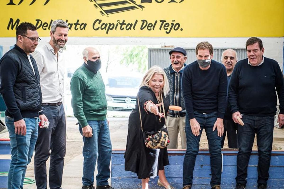 Elisa Carrió jugó al tejo con Diego Santilli y Guillermo Montenegro en Mar del Plata