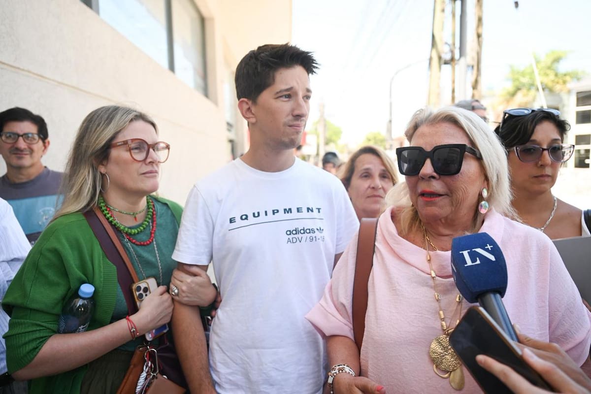 Elisa Carrió junto a Matías Yofe en la puerta de la fiscalía de Pilar, donde la dirigente calificó la imputación como un "mensaje mafioso" vinculado a sus denuncias contra la AFA