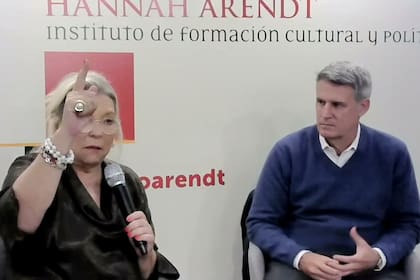 Elisa Carrió junto al exministro de Hacienda, Alfonso Prat Gay