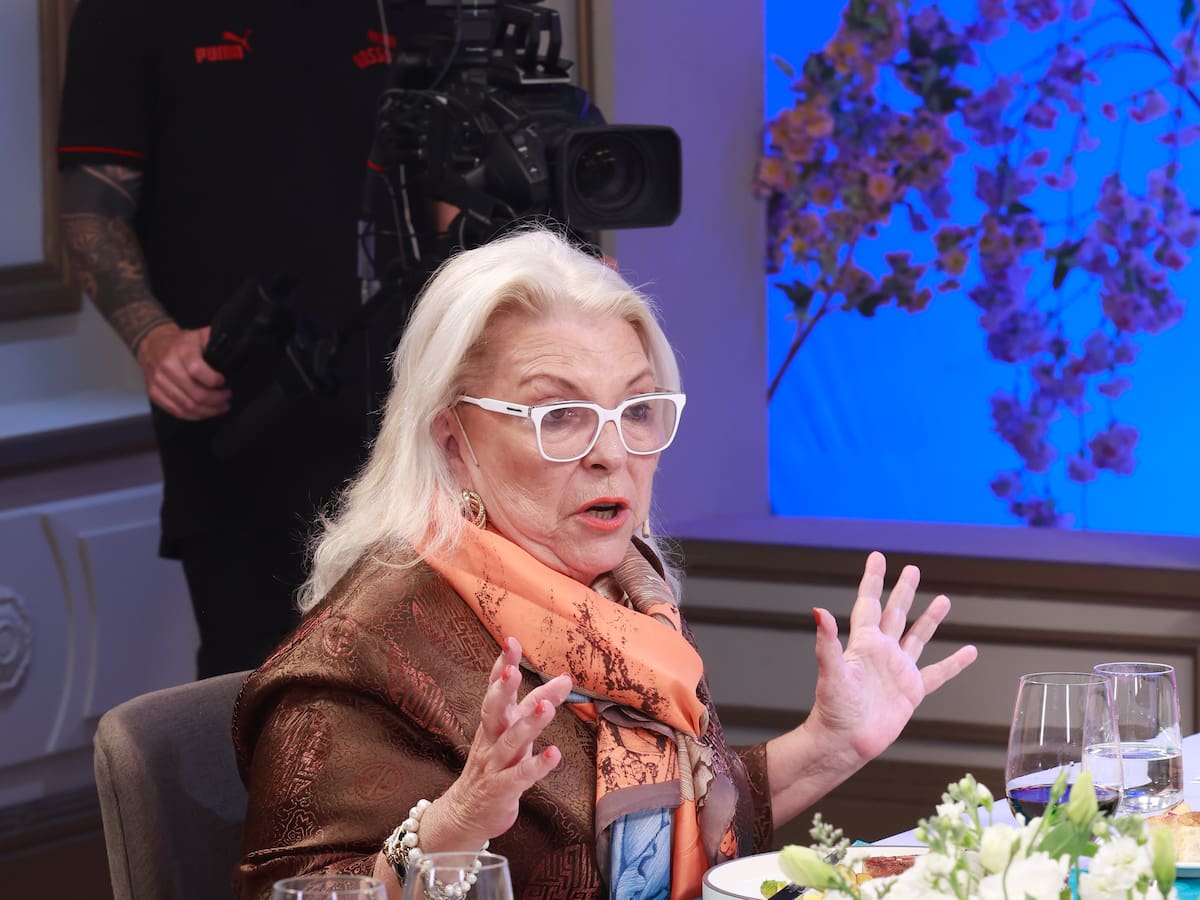 https://www.lanacion.com.ar/resizer/v2/elisa-carrio-se-robo-el-protagonismo-de-la-MZWBSHOXXBGW5M6KIMQC6CLTLQ.jpg?auth=a29e7898310843f452666e6144f54710c8185d658d854bbeba63fbec901bf8ee&width=1200&height=900&quality=70&smart=true
