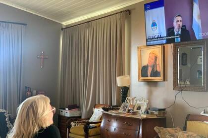 Elisa Carrió viendo el alegado del fiscal Luciani