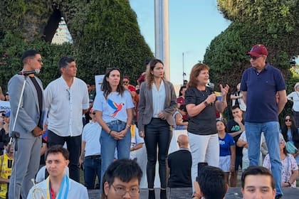 Elisa Trotta, Adriana Flores y Richard Blanco, al lado de Patricia Bullrich, en el acto realizado para celebrar la caída de Nicolás Maduro