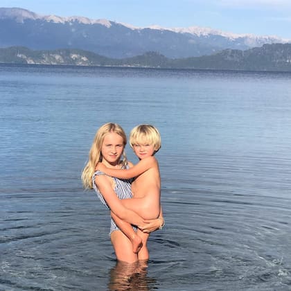 Elisa y su hermano menor, Francisco, durante uno de sus típicos baños en el lago Nahuel Huapí