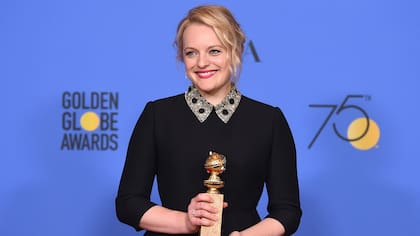 Elisabeth Moss, feliz con su Globo de Oro por The Handmaids Tale