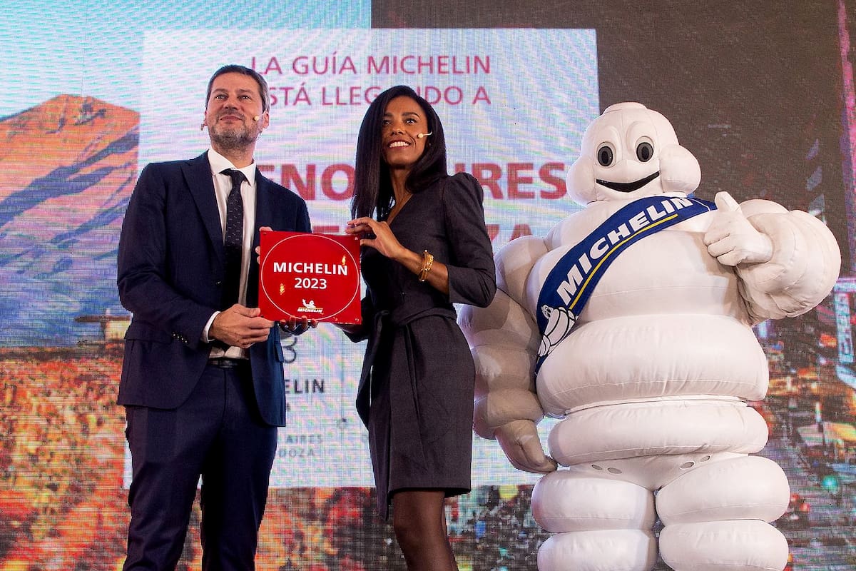 Elisabeth Boucher-Anselin, Directora de Comunicaciones Global de la Guía Michelin, y Matías Lammens, Ministro de Turismo y Deportes del país, en la presentación en el Hotel Four Seasons