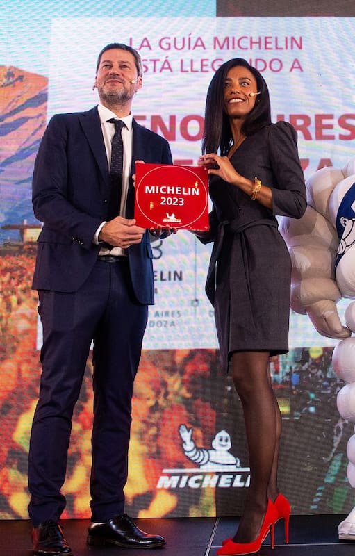 Elisabeth Boucher-Anselin, Directora de Comunicaciones Global de la Guía Michelin, y Matías Lammens, Ministro de Turismo y Deportes del país, en la presentación en el Hotel Four Seasons
