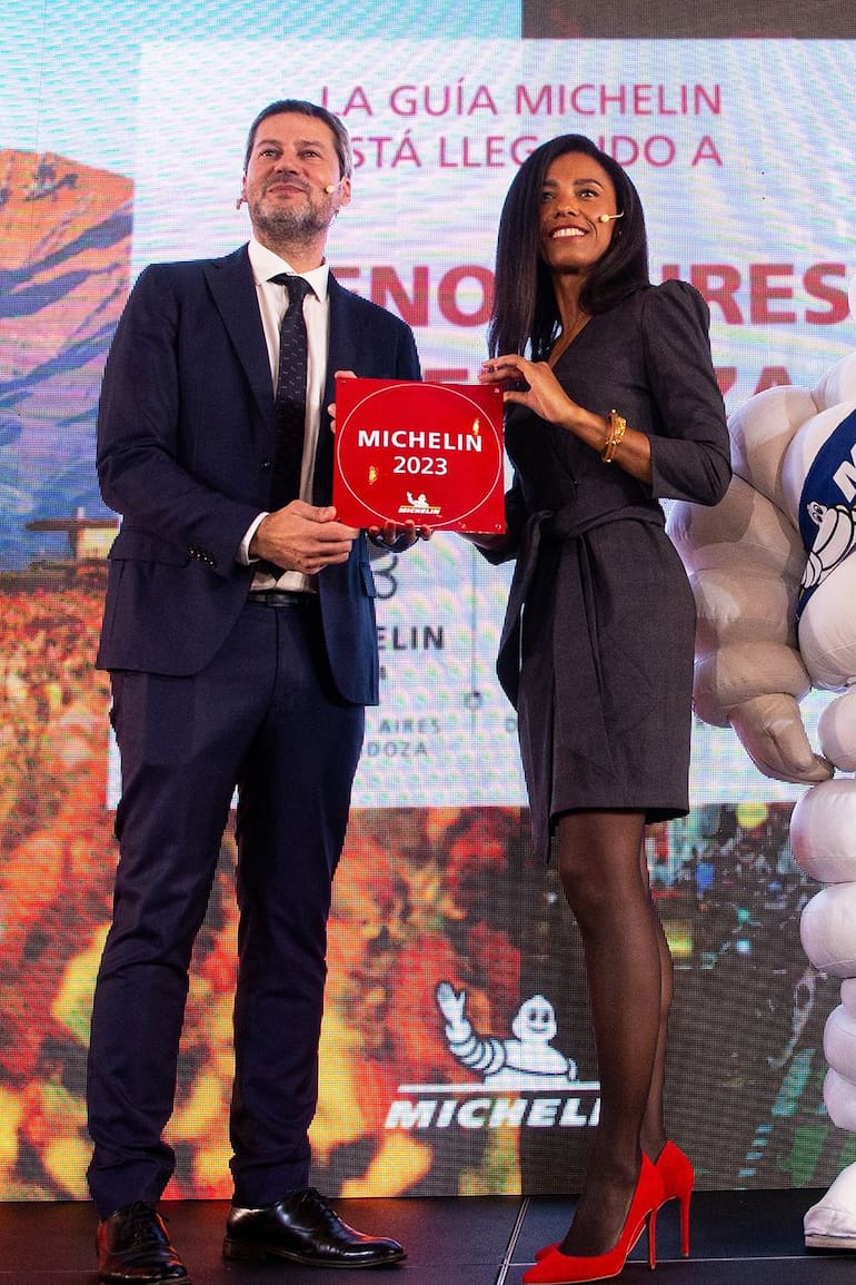 Elisabeth Boucher-Anselin, Directora de Comunicaciones Global de la Guía Michelin, y Matías Lammens, Ministro de Turismo y Deportes del país, en la presentación en el Hotel Four Seasons
