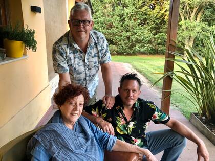 Elisabeth Checa, fallecida en 2022, con los dos hijos que tuvo con Oldenburg