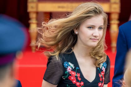 En los festejos por los cincos años de sus padres en el trono belga, la joven heredera de 16 años acaparó todas las miradas.