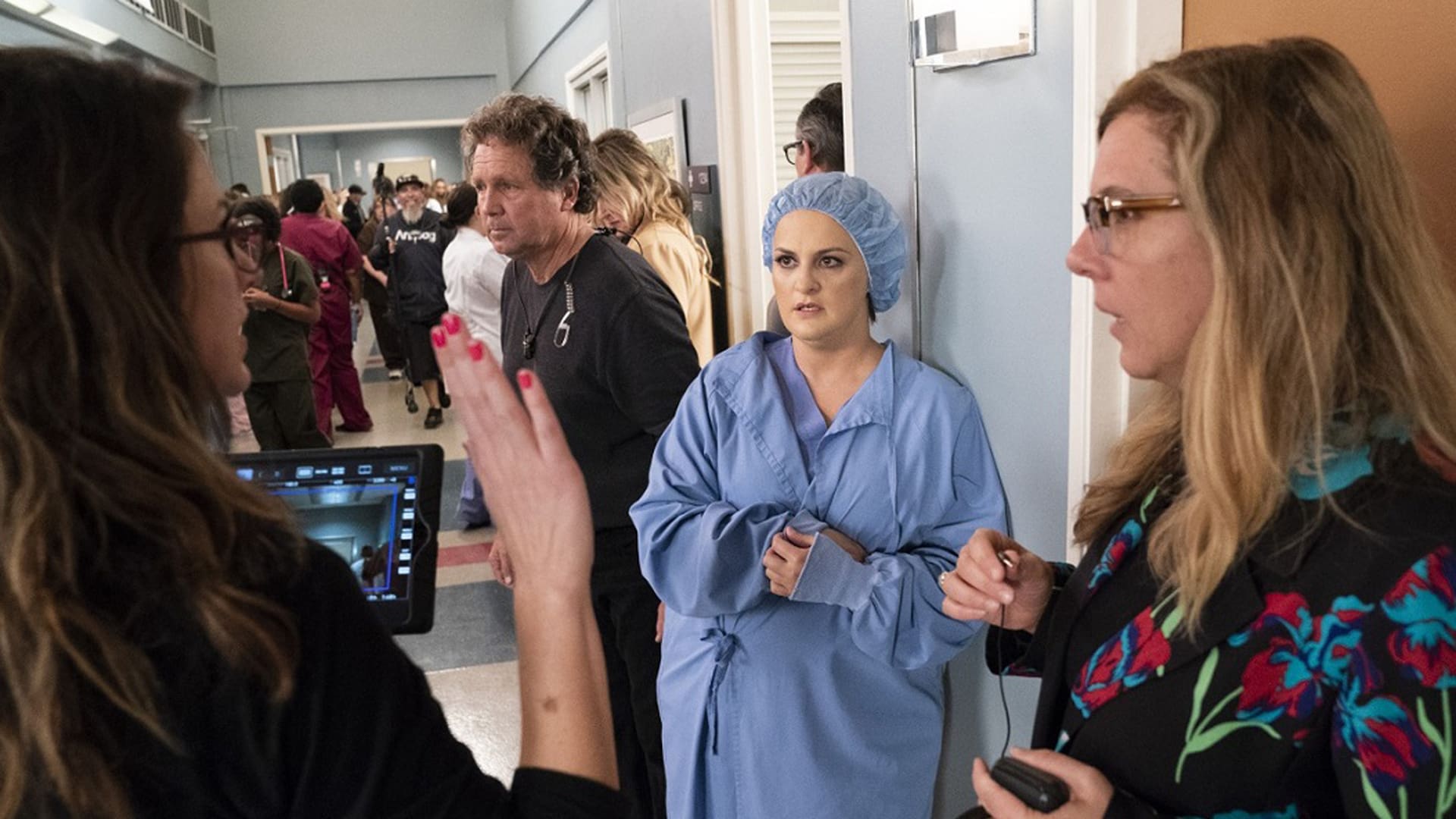 Elisabeth Finch, guionista de Grey's Anatomy, actuando de enfermera en la serie