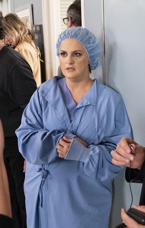 Elisabeth Finch, guionista de Grey's Anatomy, actuando de enfermera en la serie