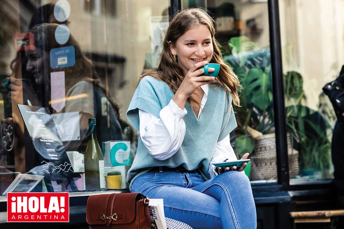 Elisabeth hizo una pausa para un café en una terraza de la ciudad inglesa