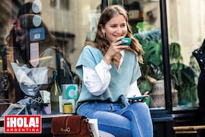 Elisabeth hizo una pausa para un café en una terraza de la ciudad inglesa
